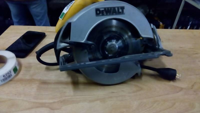 lot 6245 image: DEWALT DW368 Heavy Duty 7-14-Inch Lightweight Circular Saw