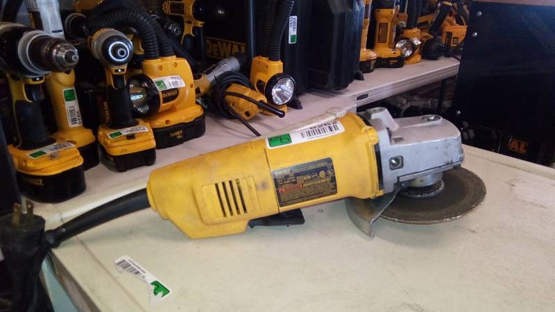 lot 6262 image: DEWALT 4-12-in 7 Amps Sliding Switch Corded Angle Grinder