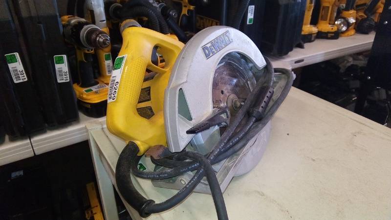 lot 6269 image: DEWALT DW368 Heavy Duty 7-14-Inch Lightweight Circular Saw