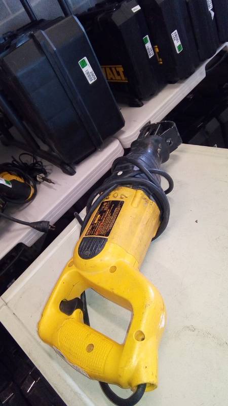 lot 6272 image: DEWALT DW303 Heavy-Duty 6.5 Amp Reciprocating Saw