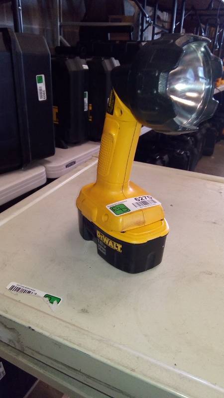lot 6275 image: DEWALT DW908 18-Volt NiCd Pivoting Head Cordless Flashlight BATTERY INCLUDED