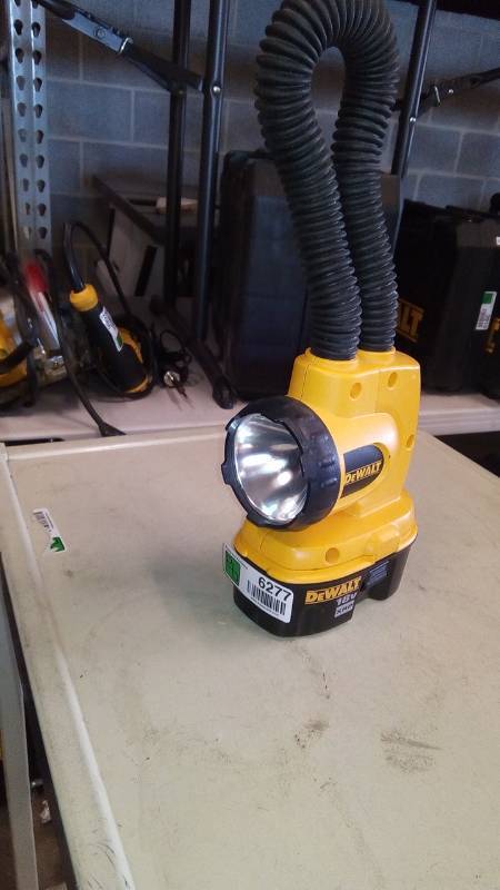 lot 6277 image: DEWALT DW919 18-Volt Flexible Floodlight BATTERY INCLUDED