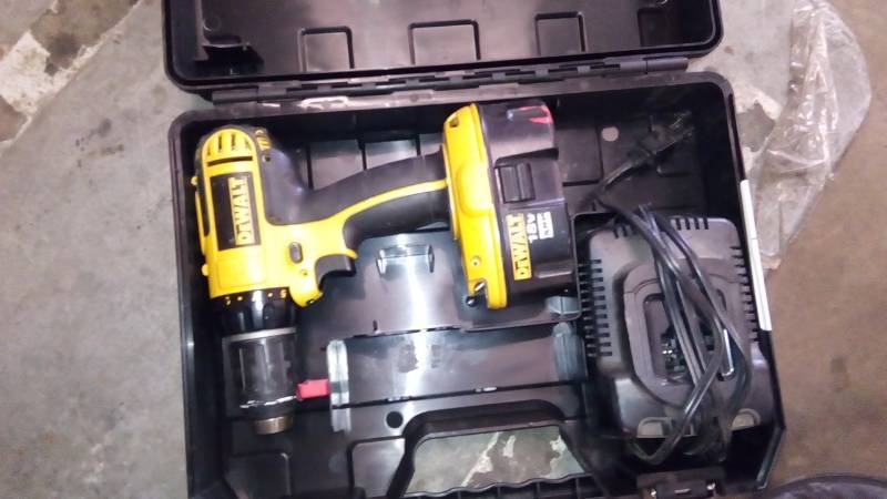 lot 6284 image: 18V 12 (13MM) CORDLESS COMPACT DRILLDRIVER KIT