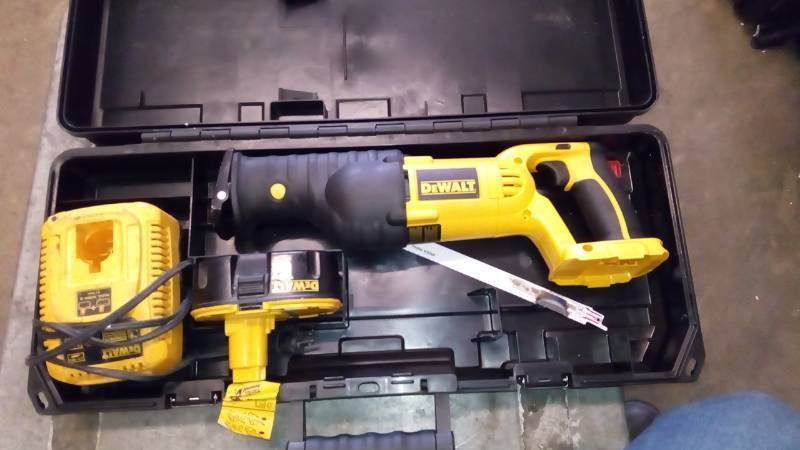 lot 6289 image: 18V CORDLESS RECIPROCATING SAW KIT
