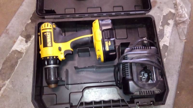 lot 6290 image: 18V 12 (13MM) CORDLESS COMPACT DRILLDRIVER KIT