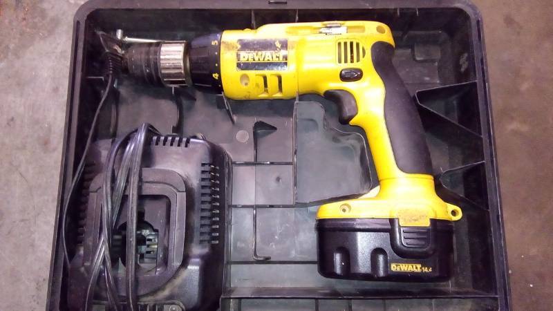 lot 6291 image: DEWALT DW996 12 VSR Cordless Adjustable Clutch Hammer Drill Kit