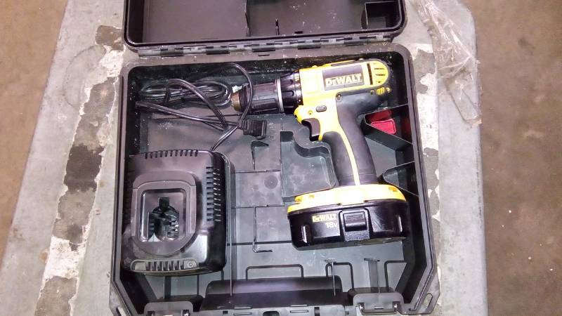 lot 6294 image: 18V 12 (13MM) CORDLESS COMPACT DRILLDRIVER KIT