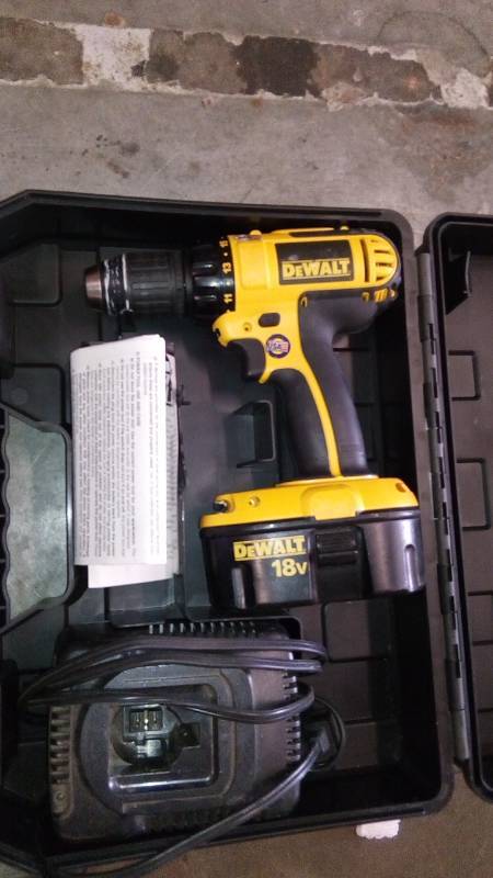 lot 6297 image: 18V 12 (13MM) CORDLESS COMPACT DRILLDRIVER KIT