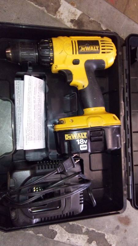 lot 6299 image: 18V 12 (13MM) CORDLESS COMPACT DRILLDRIVER KIT