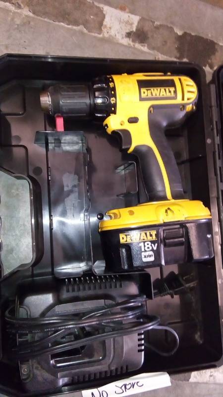 lot 6301 image: 18V 12 (13MM) CORDLESS COMPACT DRILLDRIVER KIT
