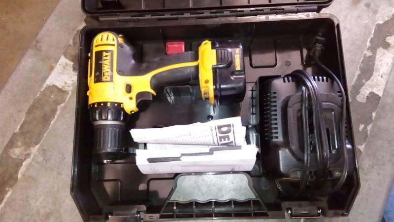 lot 6302 image: 12V 38 (10MM) CORDLESS COMPACT DRILLDRIVER KIT