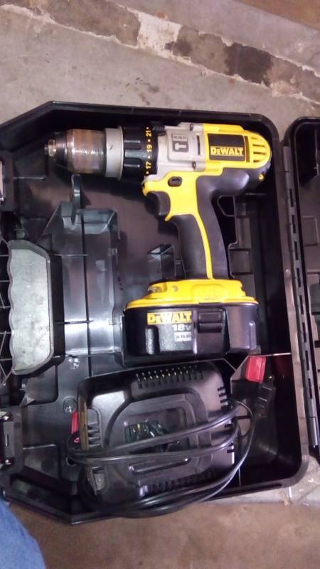 lot 6303 image: 12 (13MM) 18V CORDLESS XRP HAMMERDRILLDRILLDRIVER KIT