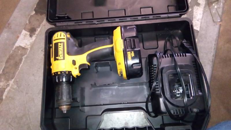 lot 6304 image: 12 (13MM) CORDLESS COMPACT DRILLDRIVER KIT
