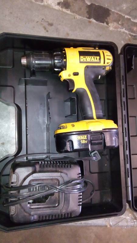 lot 6305 image: 18V 12 (13MM) CORDLESS COMPACT DRILLDRIVER KIT