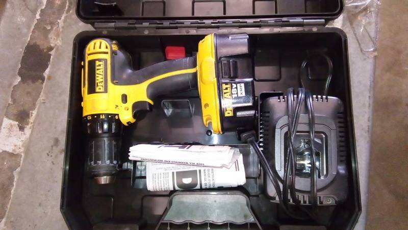 lot 6306 image: 18V 12 (13MM) CORDLESS COMPACT DRILLDRIVER KIT