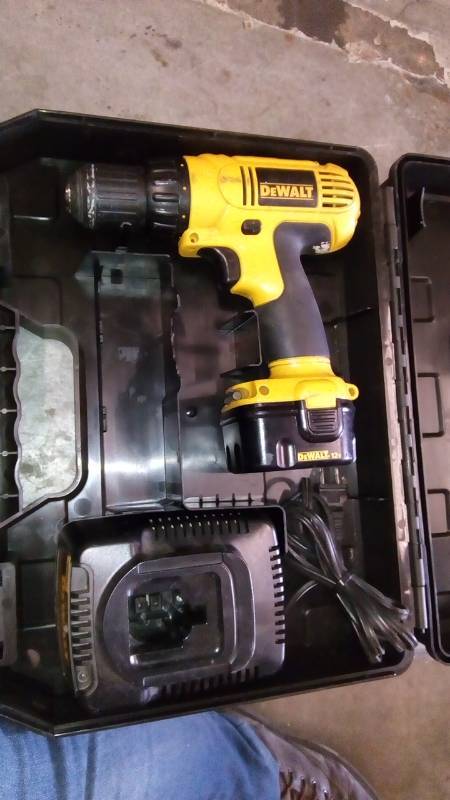 lot 6307 image: 12V 38 (10MM) CORDLESS COMPACT DRILLDRIVER KIT WITH VEHICLE CHARGER