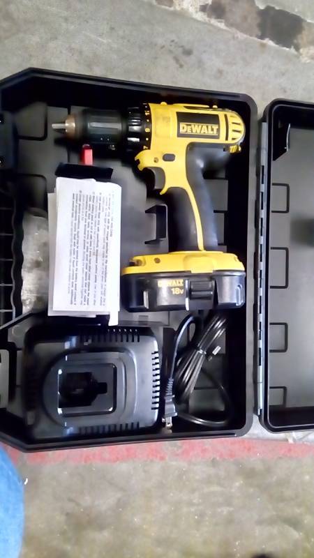 lot 6318 image: 18V 12 (13MM) CORDLESS COMPACT DRILLDRIVER KIT