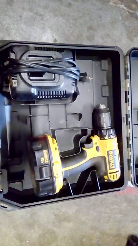 lot 6319 image: 18V 12 (13MM) CORDLESS COMPACT DRILLDRIVER KIT