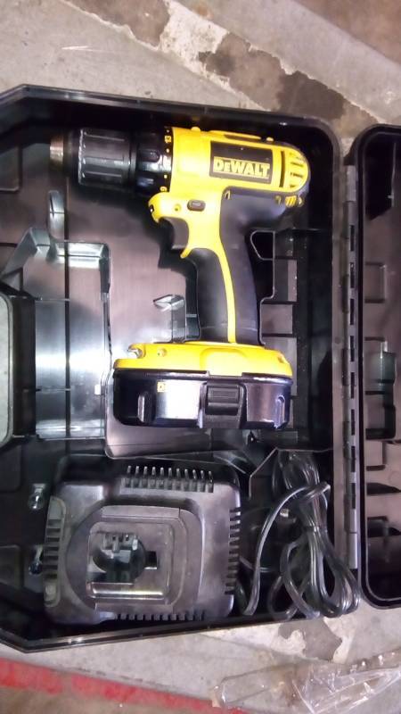 lot 6323 image: 18V 12 (13MM) CORDLESS COMPACT DRILLDRIVER KIT