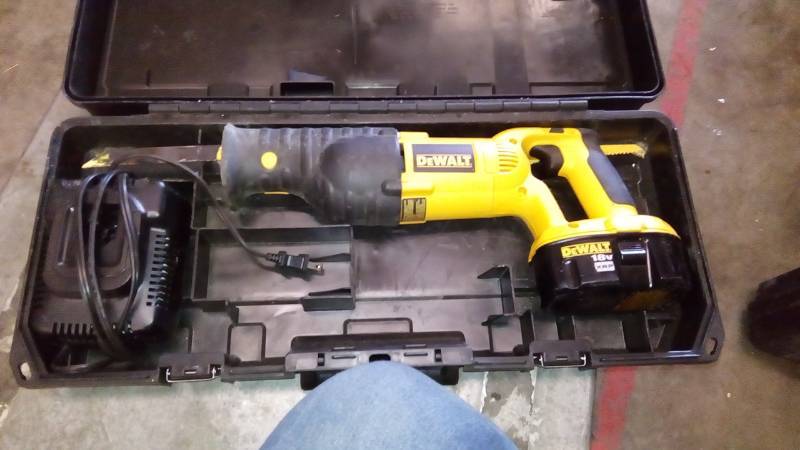 lot 6324 image: 18V CORDLESS RECIPROCATING SAW KIT