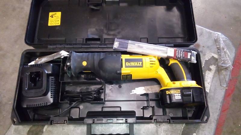 lot 6325 image: 18V CORDLESS RECIPROCATING SAW KIT