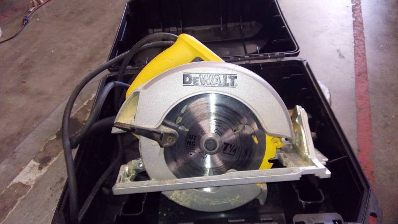 lot 6330 image: DEWALT DW368 Heavy Duty 7-14-Inch Lightweight Circular Saw