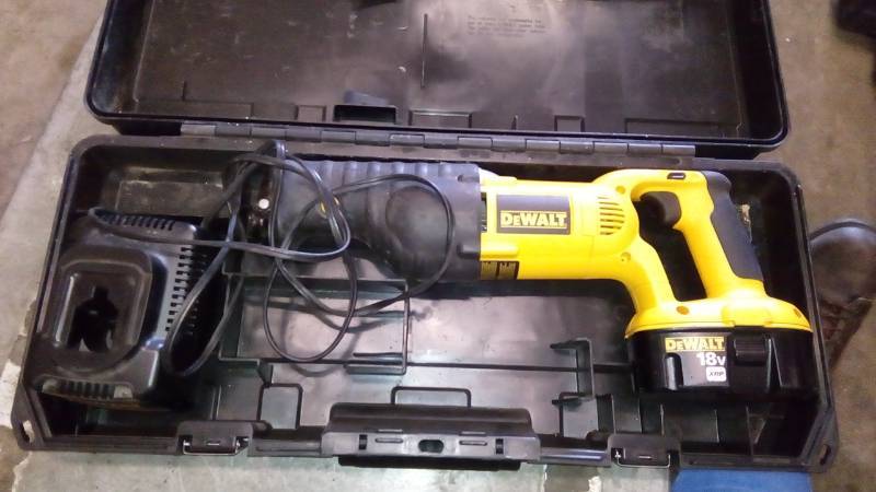 lot 6331 image: 18-Volt NiCd Cordless Reciprocating Saw Kit with Battery 2.4Ah, Charger and Case