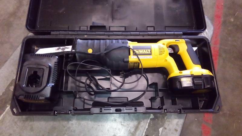 lot 6332 image: 18-Volt NiCd Cordless Reciprocating Saw Kit with Battery 2.4Ah, Charger and Case