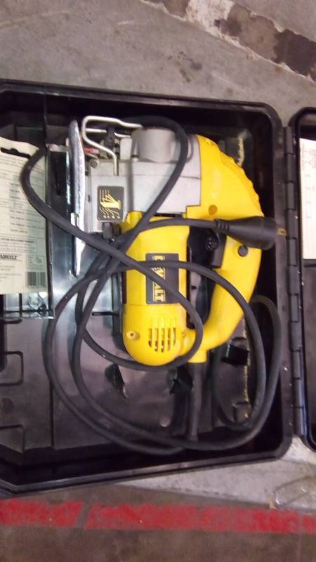 lot 6333 image: DEWALT DW317 Variable-Speed Orbital Jigsaw