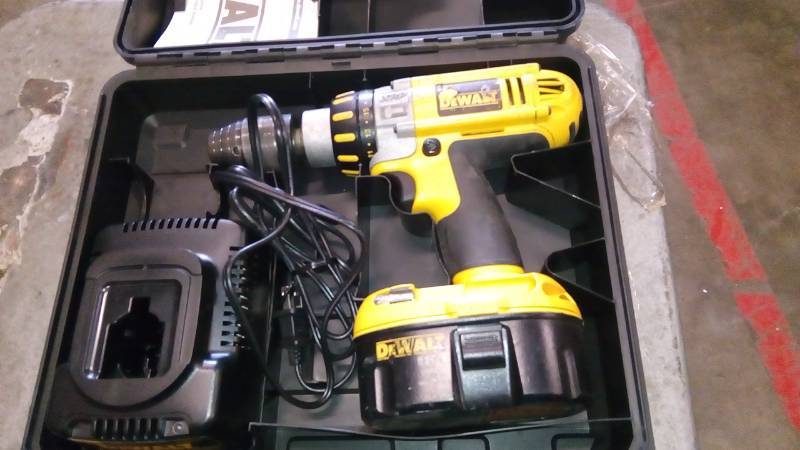 lot 6334 image: DEWALT DC925 18-Volt Cordless HammerdrillDrillDriver