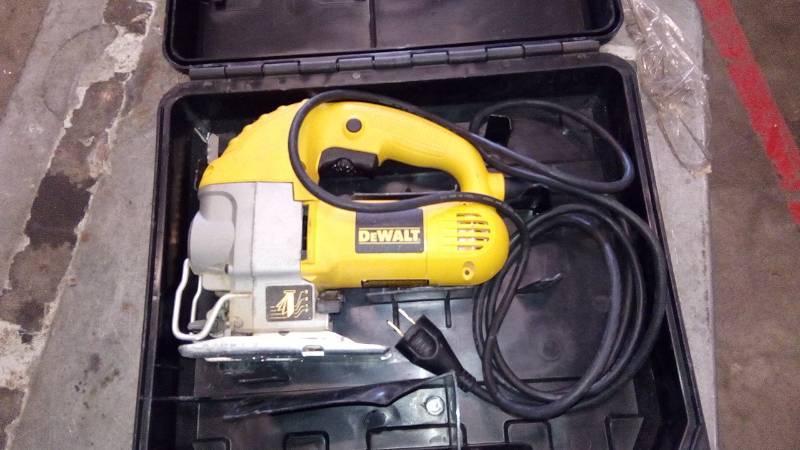 lot 6339 image: DEWALT DW317 Variable-Speed Orbital Jigsaw