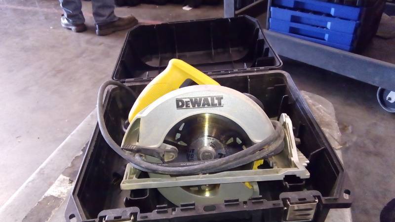 lot 6347 image: DEWALT 15-Amp 7-14-in Corded Circular Saw