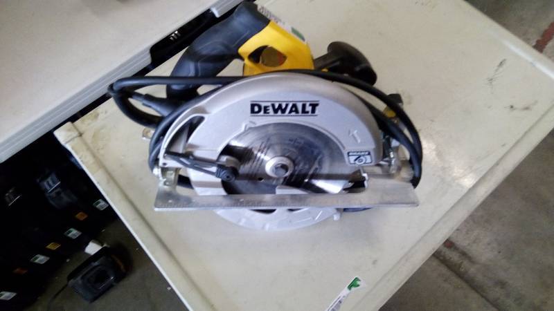 lot 6360 image: DEWALT DWE575SB 7-14-Inch Lightweight Circular Saw with Electric Brake