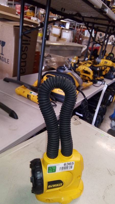 lot 6365 image: 18V CORDLESS FLEXIBLE FLOODLIGHT