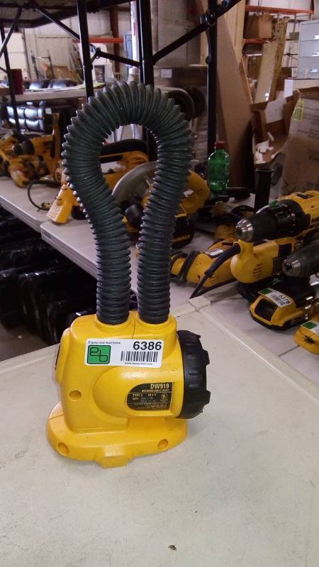 lot 6386 image: 18V CORDLESS FLEXIBLE FLOODLIGHT