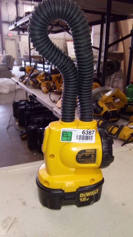 lot 6387 image: 18V CORDLESS FLEXIBLE FLOODLIGHT