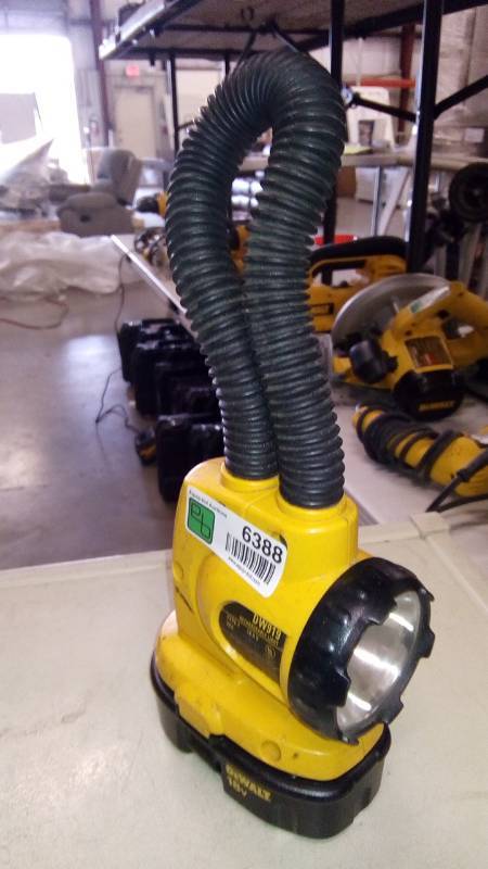 lot 6388 image: 18V CORDLESS FLEXIBLE FLOODLIGHT