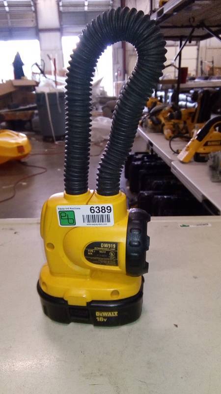 lot 6389 image: 18V CORDLESS FLEXIBLE FLOODLIGHT