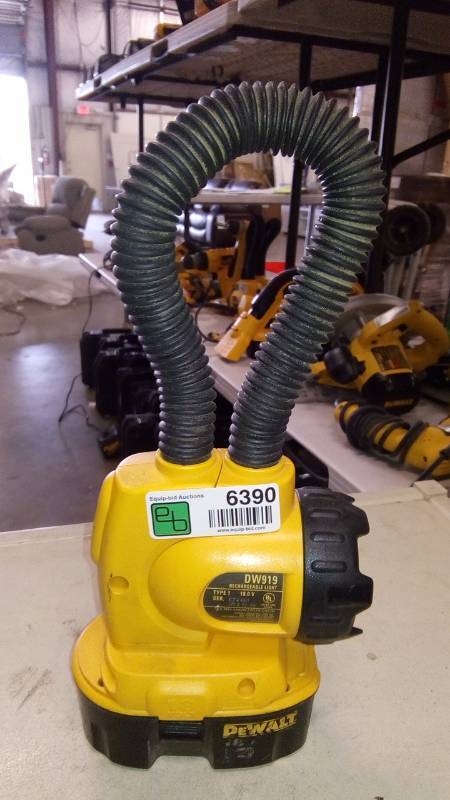 lot 6390 image: 18V CORDLESS FLEXIBLE FLOODLIGHT