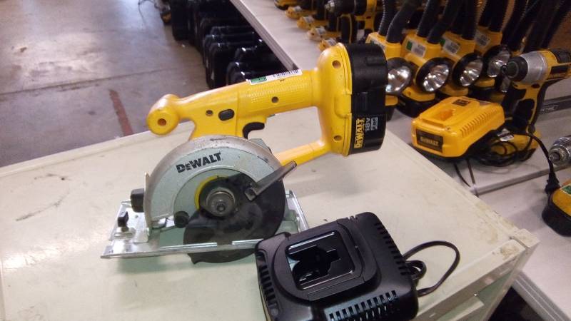 lot 6393 image: DEWALT Dw936 18v 5-38 Cordless Circular  Saw