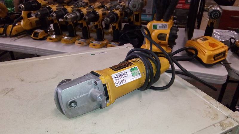 lot 6405 image: Angle Grinder, 4-12 Wheel Dia., 7 Amps, 120VAC, 12,000 No Load RPM, Paddle Switch