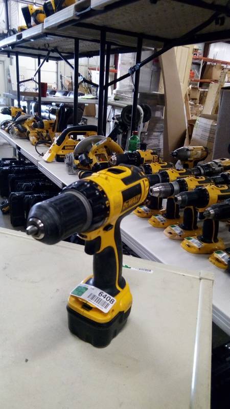 lot 6408 image: 12V 38 (10MM) CORDLESS COMPACT DRILLDRIVER KIT