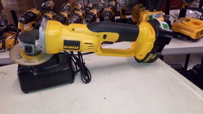 lot 6409 image: DEWALT 4.5-in 18-Volt Cordless Angle Grinder