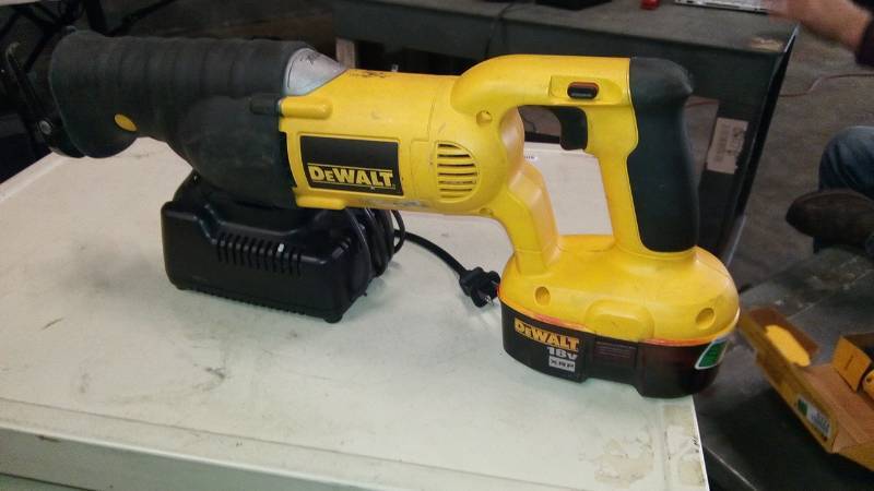 lot 6410 image: 18-Volt NiCd Cordless Reciprocating Saw with Battery
