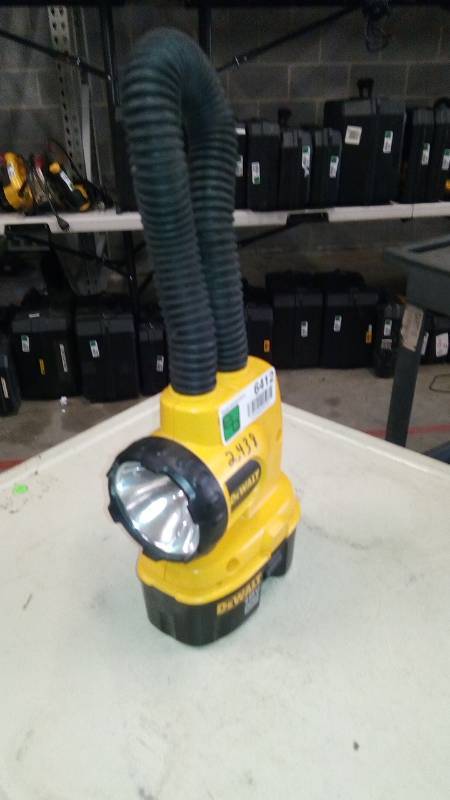 lot 6412 image: 18V CORDLESS FLEXIBLE FLOODLIGHT