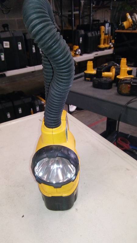 lot 6414 image: 18V CORDLESS FLEXIBLE FLOODLIGHT