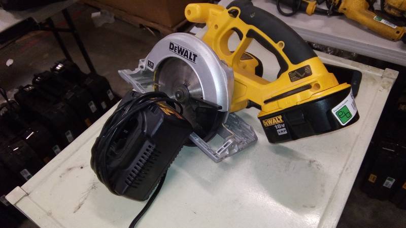 lot 6427 image: DeWalt 18 volts Cordless Circular Saw 3700 rpm 6-12 in.