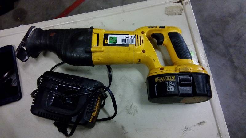 lot 6439 image: DeWalt DW938 18-Volt Reciprocating Sawzall Variable Speed Cordless. Battery And Charger.