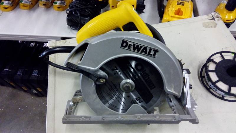 lot 6466 image: DEWALT 15-Amp 7-14-in Corded Circular Saw