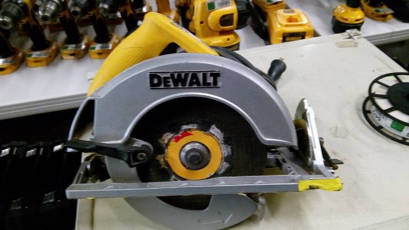 lot 6467 image: DEWALT 15-Amp 7-14-in Corded Circular Saw